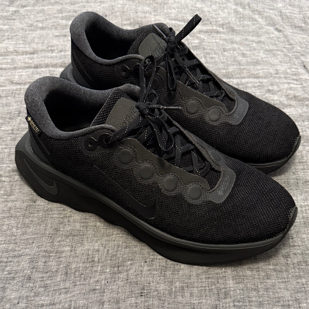 Nike Motiva Gore-Tex Black Sneakers Men’s 9.5 (Women’s 11)